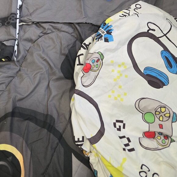 Video Game Twin Bedding Set - Comforter, Fitted Sheet, Flat Sheet, Pillowcases - Picture 2 of 3